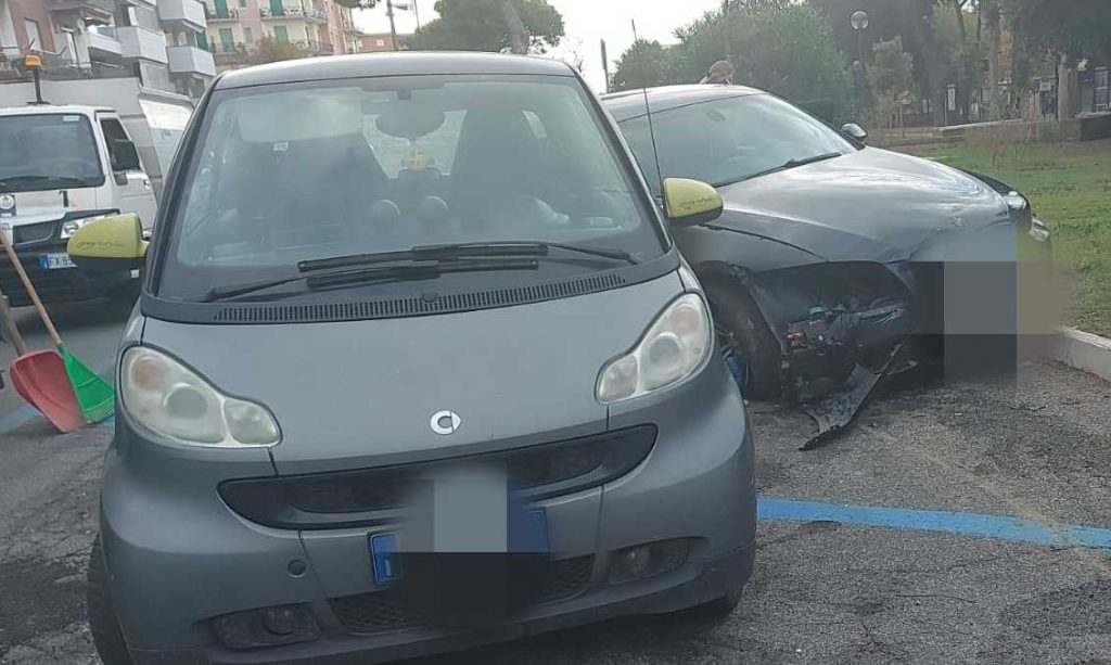 Ladispoli, violento scontro fra due auto in pieno centro: passeggeri illesi