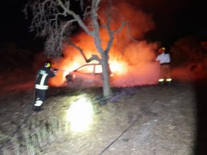 Tarquinia, auto in fiamme vicino alla Necropoli