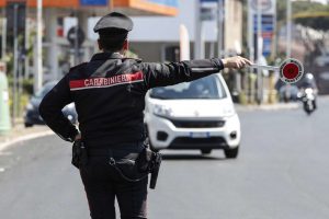 Sabaudia, non si ferma all’Alt e minaccia i Carabinieri con un martello: denunciato 33enne