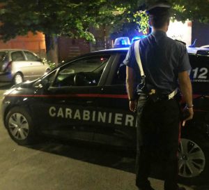 Santa Marinella, straniero ubriaco danneggia una dozzina di auto davanti al Maiorca