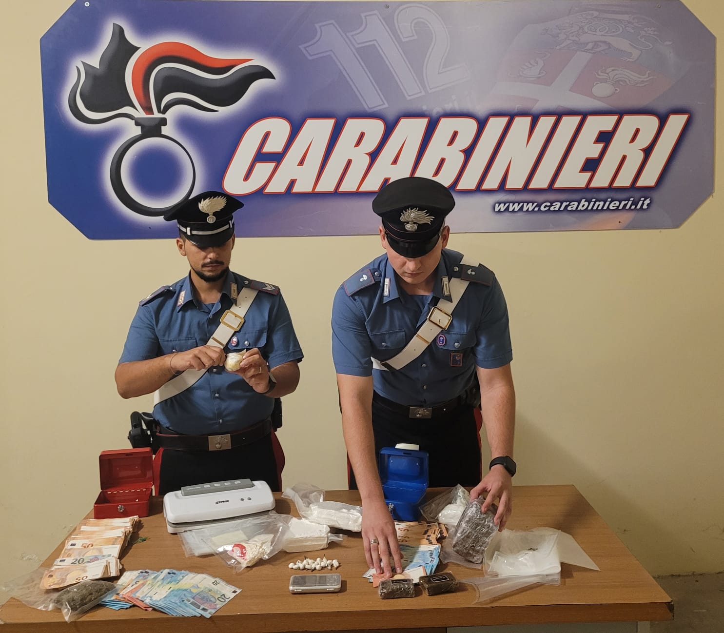 Pomezia, baby-pusher “pizzicato” con addosso hashish e marijuana: arrestato