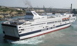Odissea sul traghetto Palermo-Civitavecchia, per un guasto oltre 1700 passeggeri fermi per sei ore in mare aperto