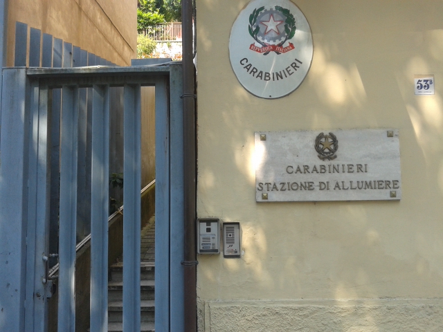 Allumiere, picchia la madre e la minaccia di morte, tentando di strangolarla