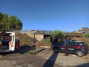 Ladispoli, affiora cadavere nel torrente Vaccina: indagano i Carabinieri