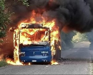 Veroli – Autobus Cotral in fiamme. A bordo tanti studenti, nessun ferito