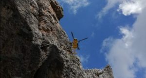Si perde nel bosco per cercare funghi e cade in un dirupo. Ritrovato grazie a “Dedalo”