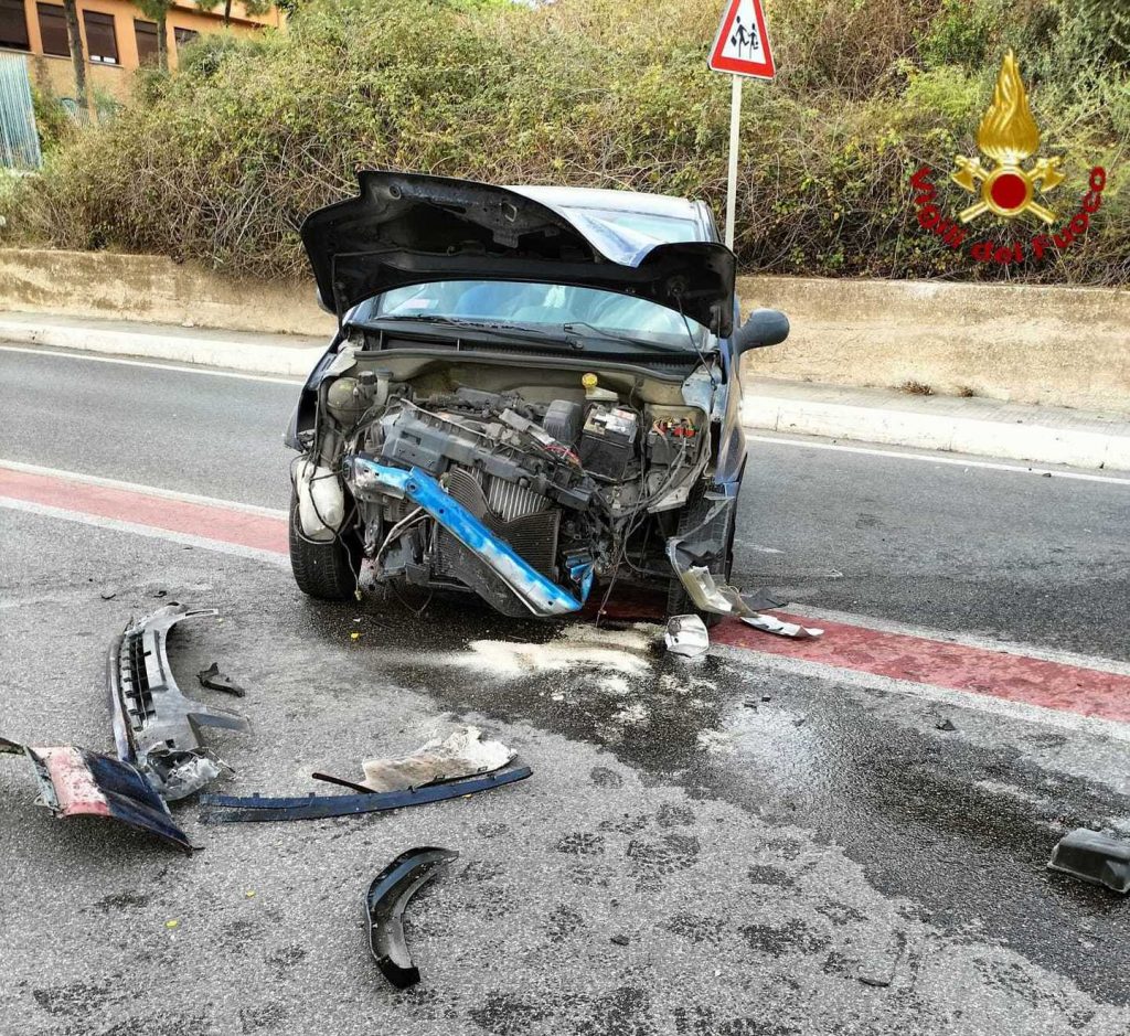 Civitavecchia, auto contro un palo sulla via Pertini: traffico in tilt ma conducente illeso