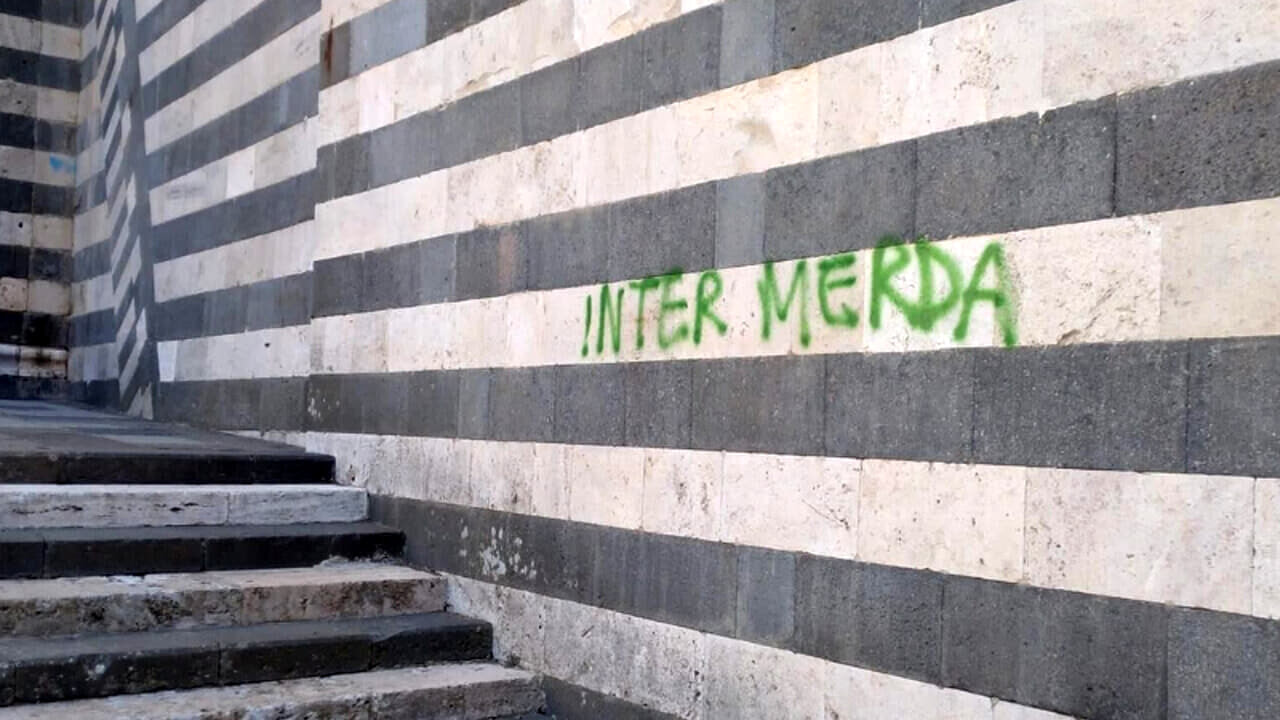 Orvieto – Tre denunciati per aver imbrattato il Duomo, tra loro anche un consigliere comunale