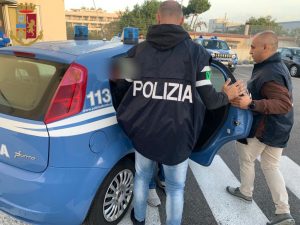Panico a Latina, tunisino aggredisce passanti e danneggia auto in sosta: arrestato (per la terza volta)