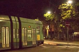 Panico sul tram a Roma: minaccia passeggeri brandendo coltello con lama da 23 cm