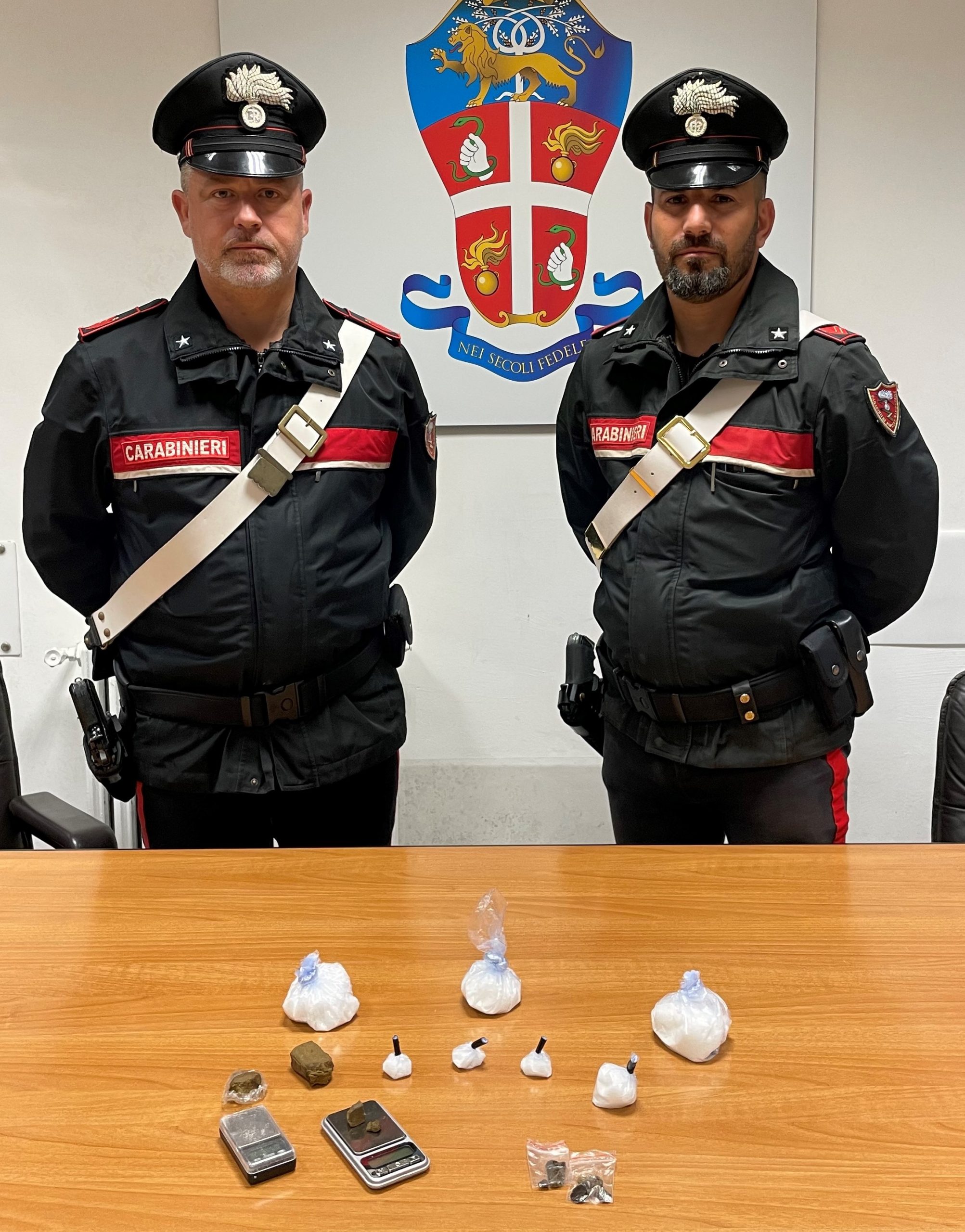 Trasformano la casa in un “droga-shop”, arrestati padre e figlio a Monterotondo