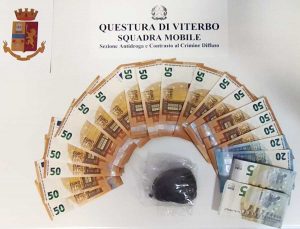 Più di mezzo etto di cocaina sotto il sedile dell’auto, in manette viterbese