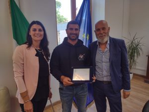 Civitavecchia – Il sub di relitti Simone Pierucci premiato dal sindaco Tedesco