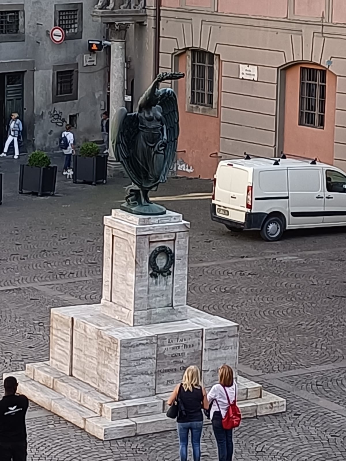 Film Disney a Viterbo, arrivano le prime scenografie a Piazza del Comune