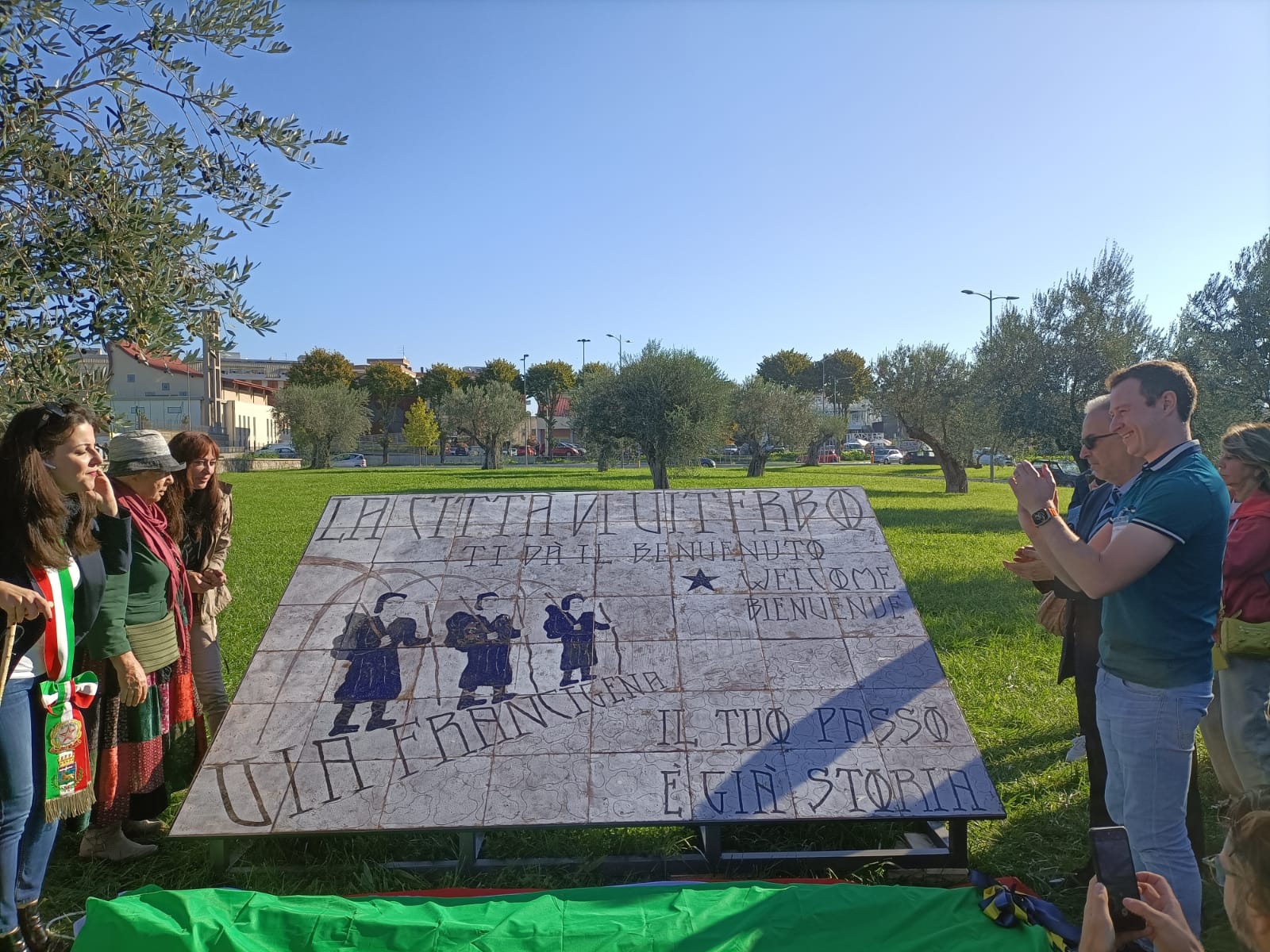 “Il tuo passo è già storia”, inaugurato il Monumento ai pellegrini della Francigena