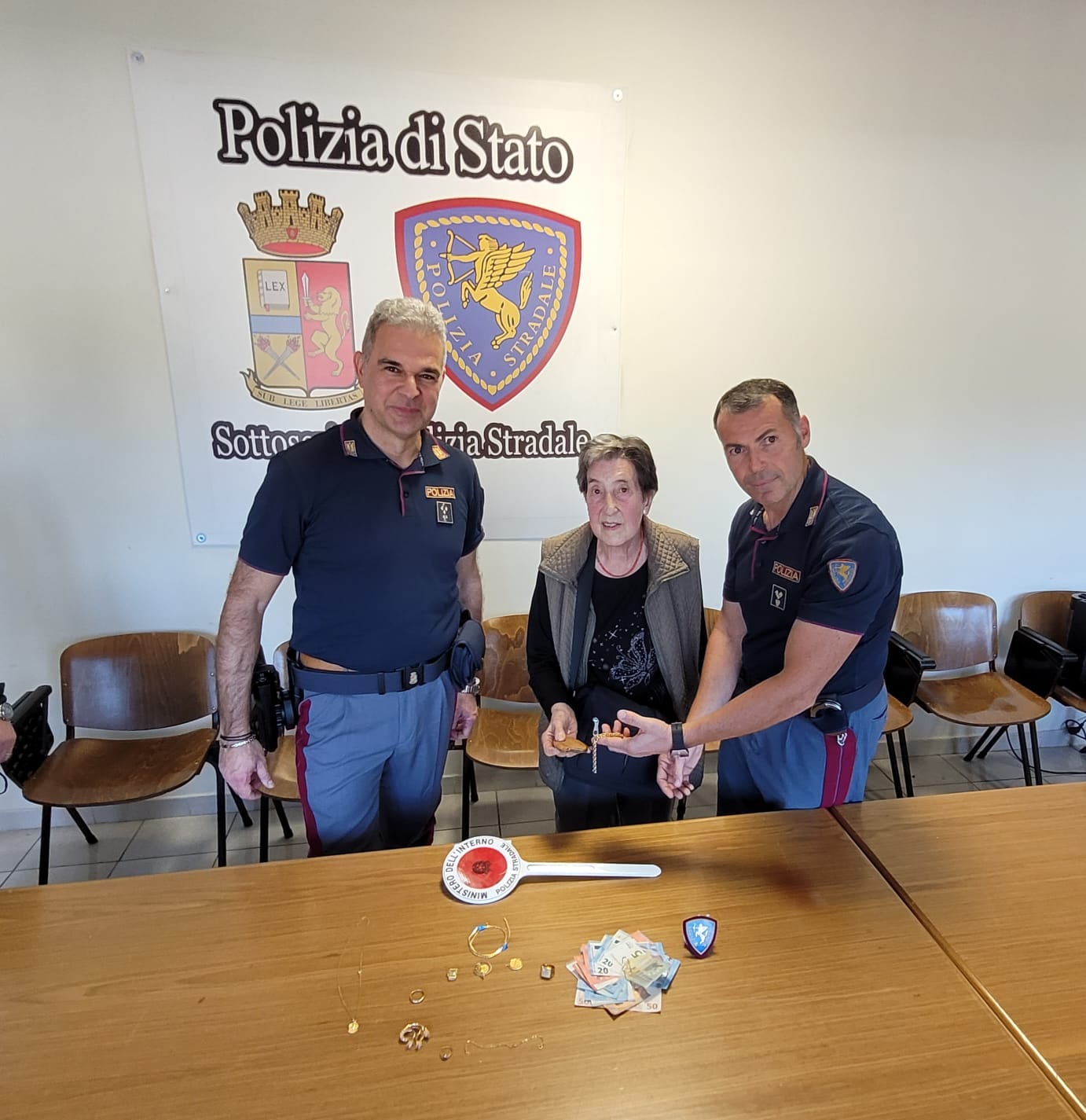 Frosinone – Anziana truffata, dopo due mesi ottiene indietro i suoi beni dalla polizia