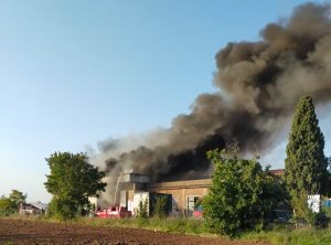 Viterbo – A fuoco capannone di scarpe sulla Teverina