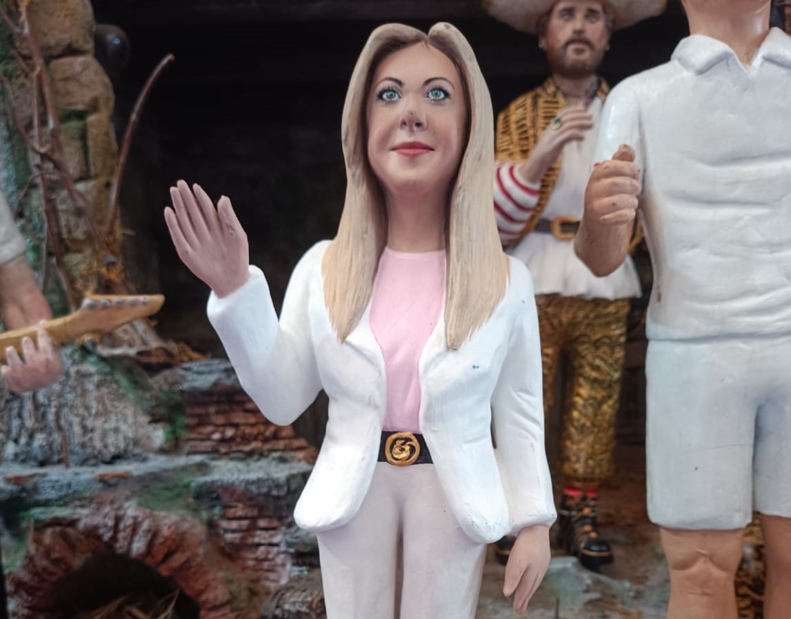Giorgia Meloni tra le statuine del presepe di San Gregorio Armeno