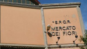 Roma – Cede il solaio del Mercato dei fiori di via Trionfale, nessun ferito