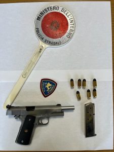 Cassino – Polizia stradale ferma 2 uomini per possesso di armi clandestine e documenti falsi