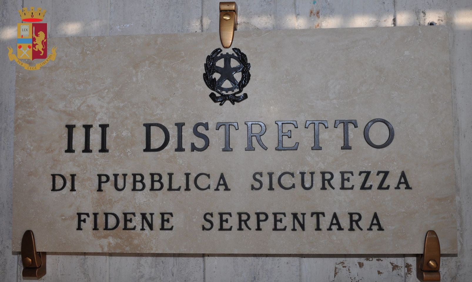 Roma – Giovane si presenta negli uffici della polizia con un portafogli perduto