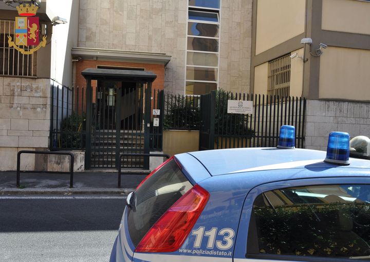 Rubano portafogli e fanno dieci transazioni con le carte di credito: indagata coppia di Gaeta