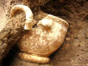 Gaeta, trovati in casa con reperti archeologici precristiani dal valore di decine di migliaia di euro: denunciati marito e moglie