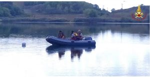 Artena – Sommozzatori VVF recuperano il corpo di un uomo nel lago di Giulianello