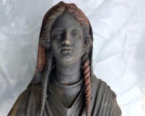 San Casciano – Ritrovate 24 statue bronzee sul fondo della vasca romana