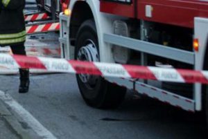 Incidente sulla superstrada, auto cappotta: un ferito
