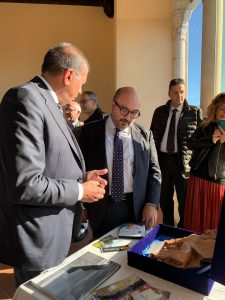 Tarquinia – Il ministro Sangiuliano ha visitato il Museo Etrusco: “Bisogna riaprire i polmoni e far respirare la cultura a tutti”