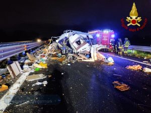 Fregene, camion perde il controllo e travolge un camper e un’auto: due morti sulla A12