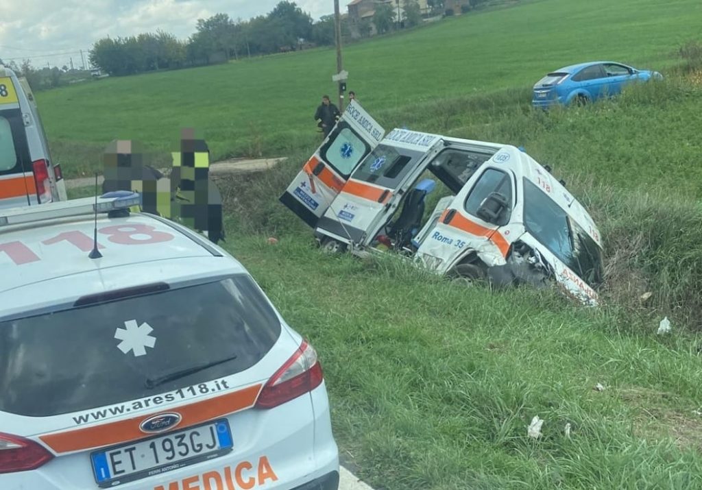 Viterbo, scontro frontale ambulanza-trattore: due persone in codice rosso