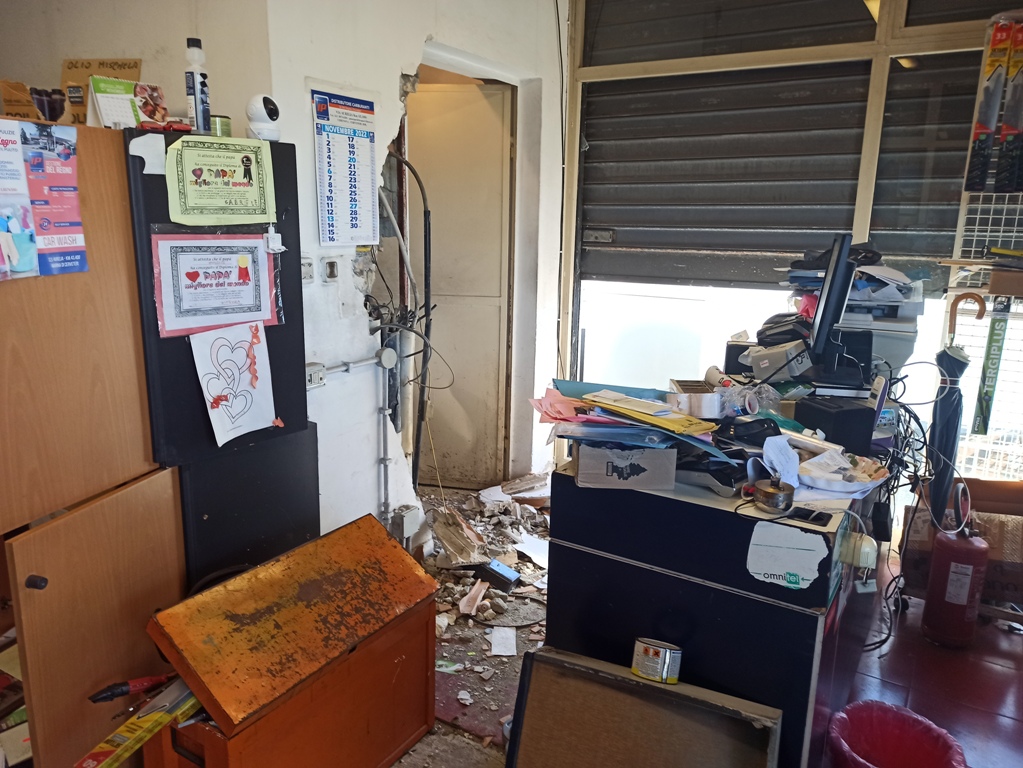 Cerveteri, rapina nella notte alla stazione di servizio: trafugato l’incasso