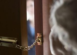 Ladispoli, ladri si fingono tecnici dell’acqua per entrare in casa: messi in fuga da un anziano