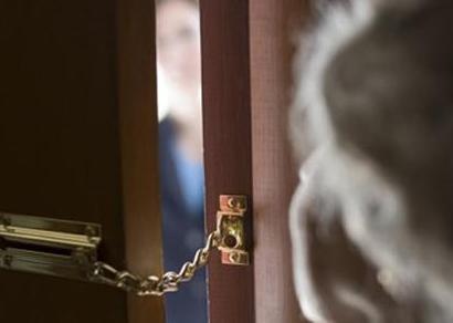 Ladispoli, ladri si fingono tecnici dell’acqua per entrare in casa: messi in fuga da un anziano