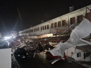 Viterbo – Crolla ponteggio, famiglie bloccate in casa e danni ad auto