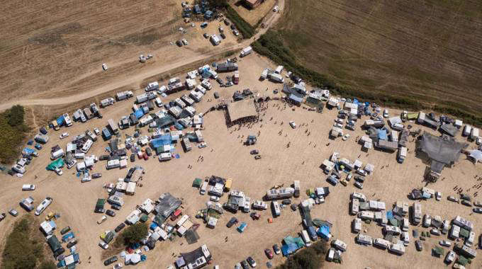 “Giustissima la norma sui rave, io ho avuto danni per 300.000 euro”. Parla Camilli, proprietario del terreno di Valentano