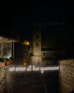 Ronciglione come Polignano: spuntano le luminarie con le parole dei brani di Marco Mengoni
