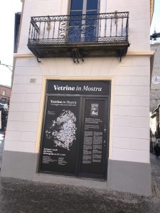 Da”vetrine in mostra” a “vetrine in crosta”in soli due giorni: polemiche roventi sull’ultima iniziativa natalizia