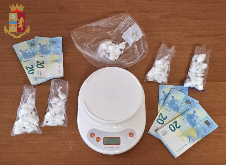 Roma – Sei arresti per detenzione ai fini di spaccio di sostanze stupefacenti, tentato furto, danneggiamento e porto abusivo di arma da taglio