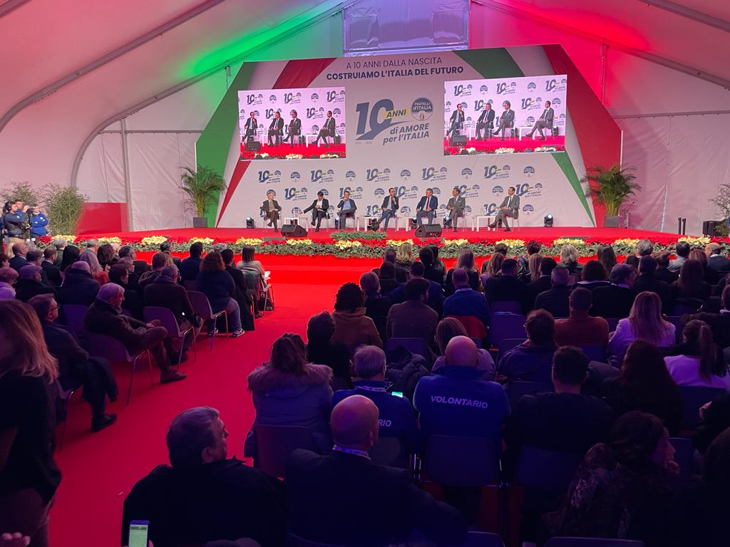 Decennale FdI: A Piazza del Popolo dibattiti tematici tra presepi, villaggio di Natale e beneficenza (Foto)