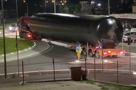 Cerveteri, tir si incastra nella rotatoria Settevene/Chirieletti: montano le polemiche sulle dimensioni degli svincoli