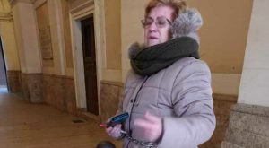 Rieti, donna si incatena davanti al Comune e minaccia di darsi fuoco: “Il 12 gennaio mi sfrattano”