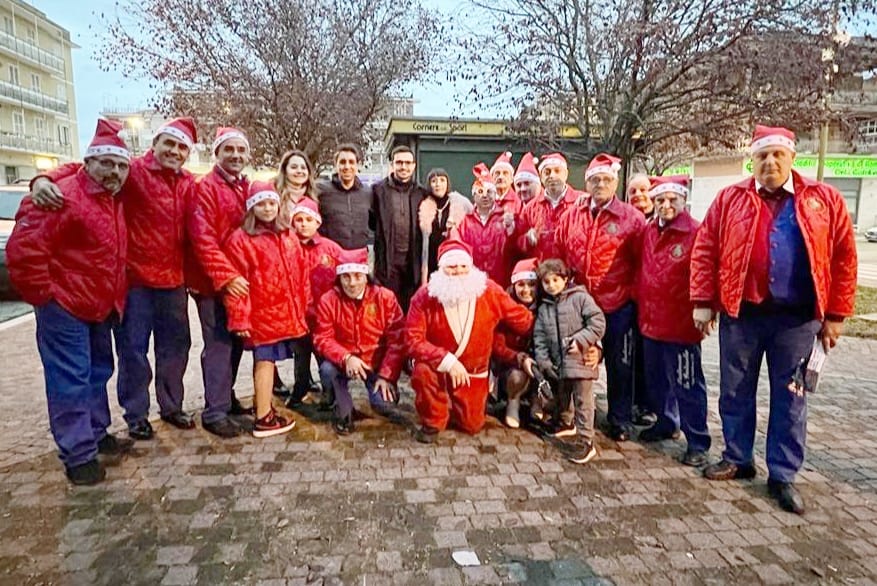 La Rustica in versione natalizia anima l’Immacolata con tanti doni ai bambini