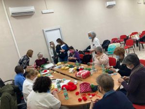 Oncologia: a Belcolle il laboratorio creativo in collaborazione con Yarn Bombing