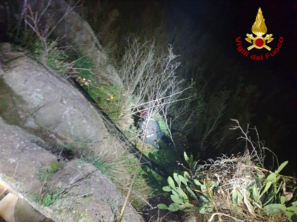 Calcata – Scivola in uno strapiombo e resta sospesa in aria, diciannovenne viva per miracolo