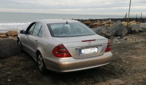 Ladispoli, prima si schianta sugli scogli e poi aggredisce la Polizia