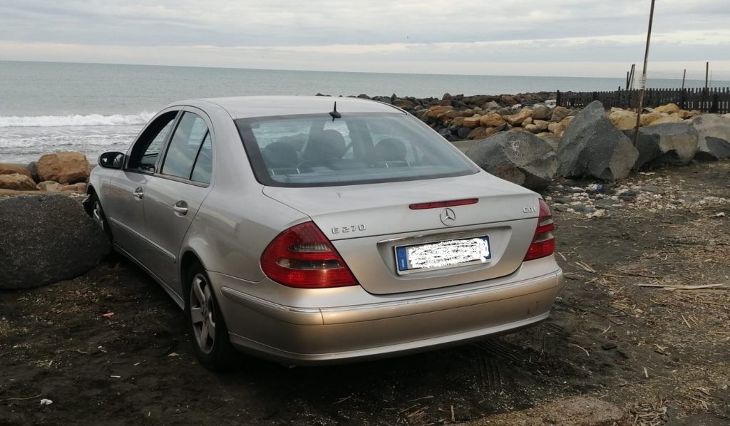 Ladispoli, prima si schianta sugli scogli e poi aggredisce la Polizia