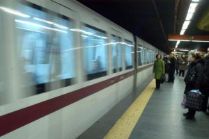 Roma, tenta il suicidio sedendosi sui binari della metro: salvata dal personale Atac